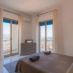ampio-appartamento-con-vista-mare-e-taormina.sicilyhotelsitaly.net/